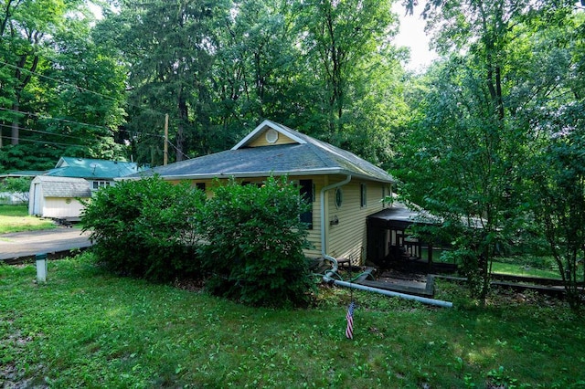 16035 Walnut St, Buchanan, MI 49107 - view of side of home with a yard and an outdoor structure
