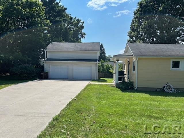 114 E Pottawatamie St, Tecumseh, MI 49286 - view of front facade featuring a front lawn and a garage