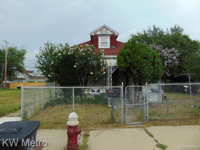 12938 Mitchell St, Hamtramck, MI 48212 - photo 2