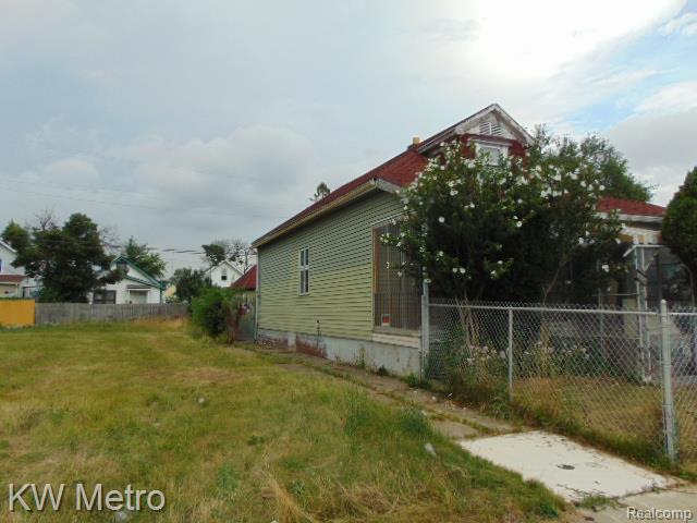 12938 Mitchell St, Hamtramck, MI 48212 - photo 3