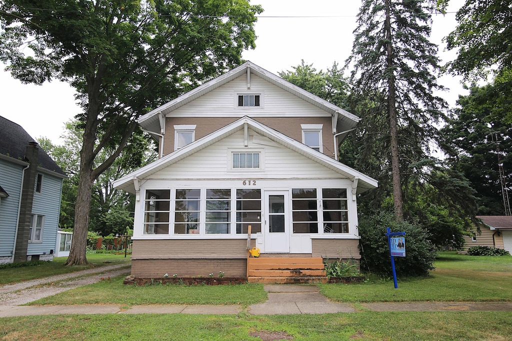 612 S Hooker Ave, Three Rivers, MI 49093 - photo 1