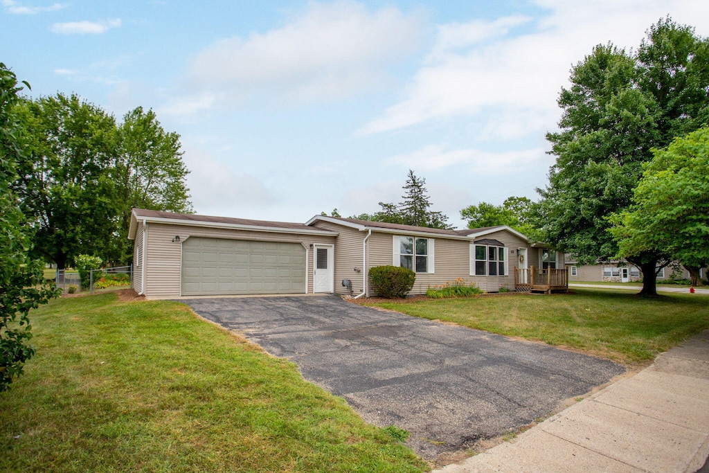 633 S Main St, Lawton, MI 49065 - photo 1