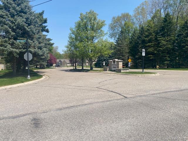 74 Emeraldwood Trl, Flushing, MI 48433 - photo 2