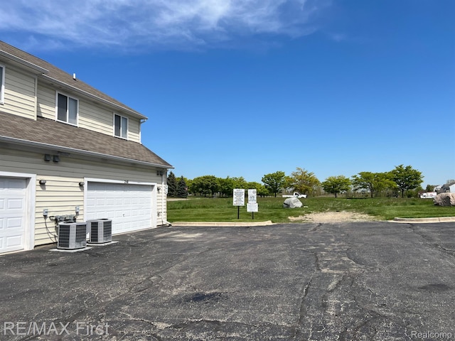 258 Stonegate E Unit 103, Pontiac, MI 48341 - photo 2