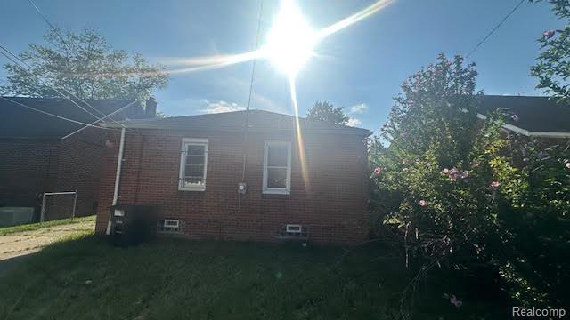 18240 Shaftsbury Ave, Detroit, MI 48219 - photo 2