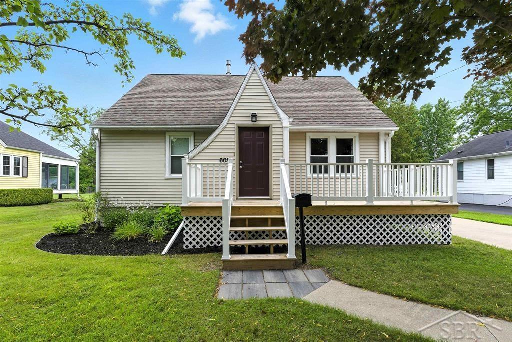 605 Scheurmann St, Essexville, MI 48732 - photo 1