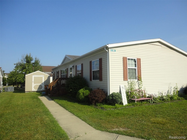 955 Cameron Cir, Monroe, MI 48161 - photo 2