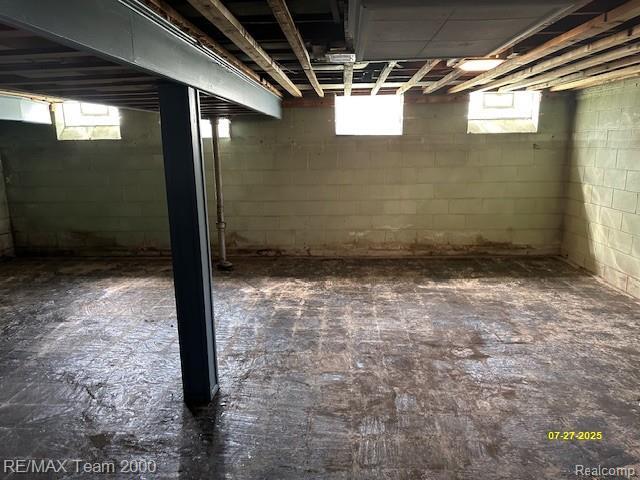19703 Roscommon St, Harper Woods, MI 48225 - photo 20
