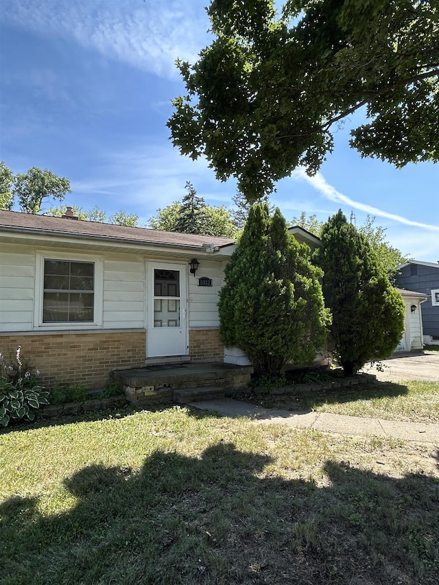 5323 Elmsford Dr, Flint, MI 48532 - photo 1