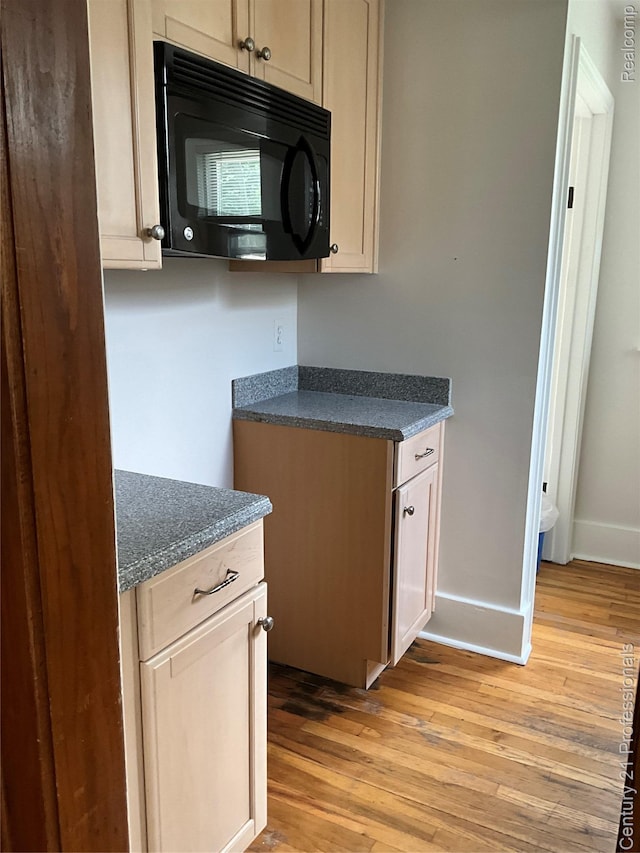 216 Woodside Rd, Royal Oak, MI 48073 - photo 5