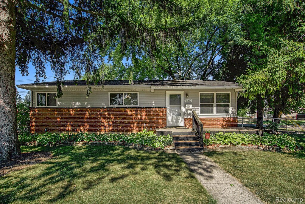 1210 Desoto Ave, Ypsilanti, MI 48198 - photo 1