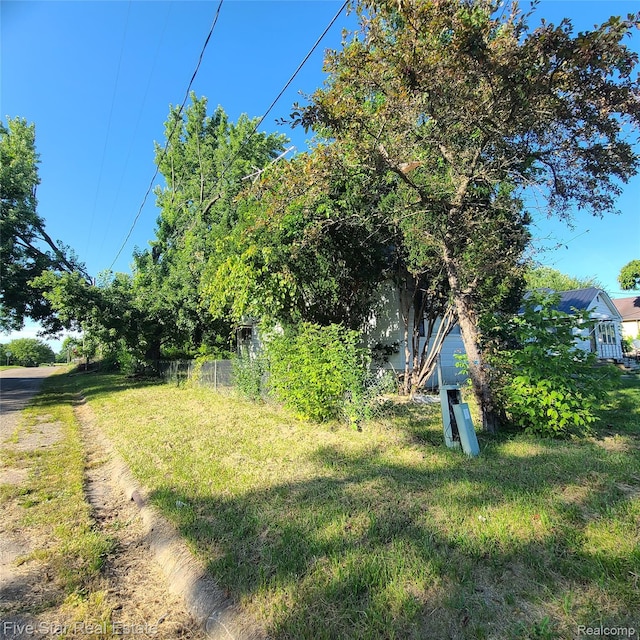 1062 Tremont Ave, Flint, MI 48505 - photo 3