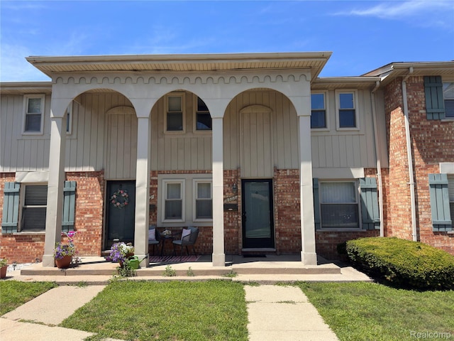 8133 Clay Ct, Sterling Heights, MI 48313 - photo 2