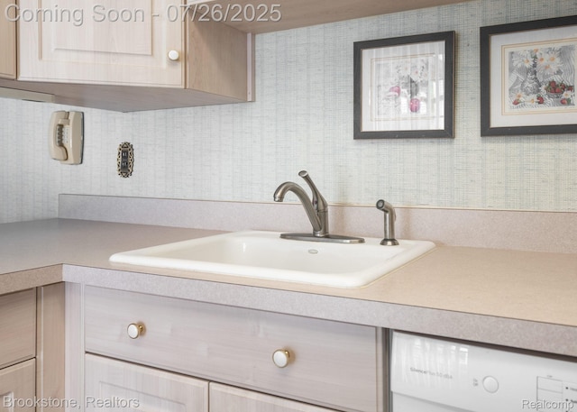 2808 Roundtree Dr, Troy, MI 48083 - photo 12