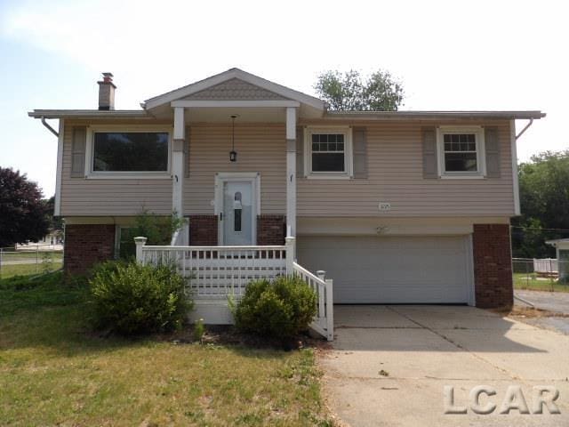 3225 W Circle Dr, Adrian, MI 49221 - photo 1
