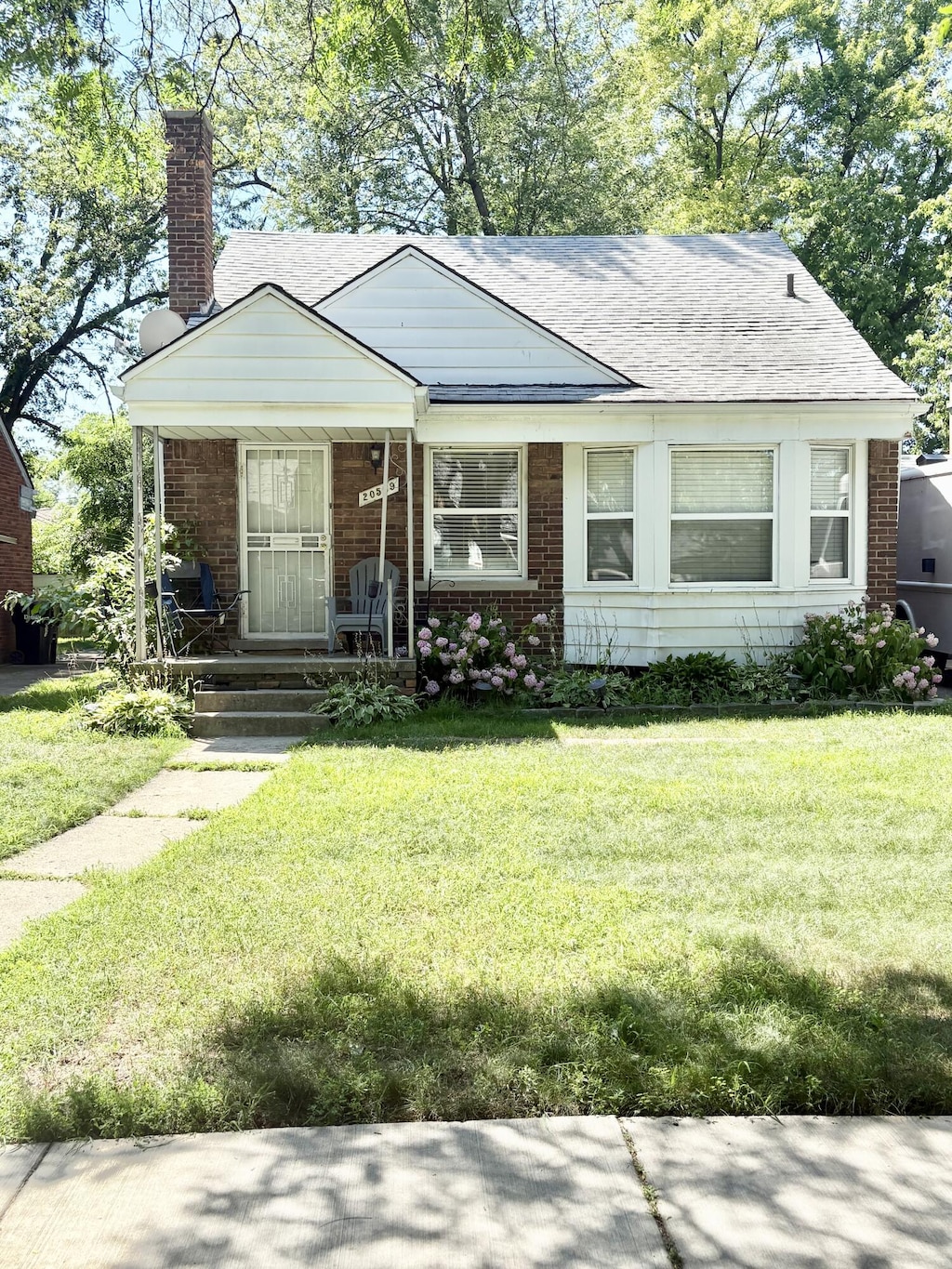 20569 Biltmore St, Detroit, MI 48235 - photo 1