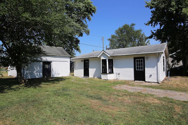 643 S Grant Ave, Three Rivers, MI 49093 - photo 1