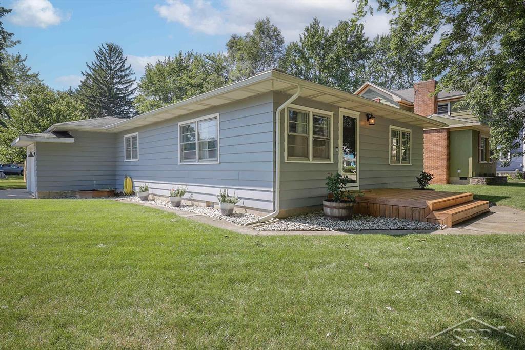 236 Cedar Ct, Breckenridge, MI 48615 - photo 1