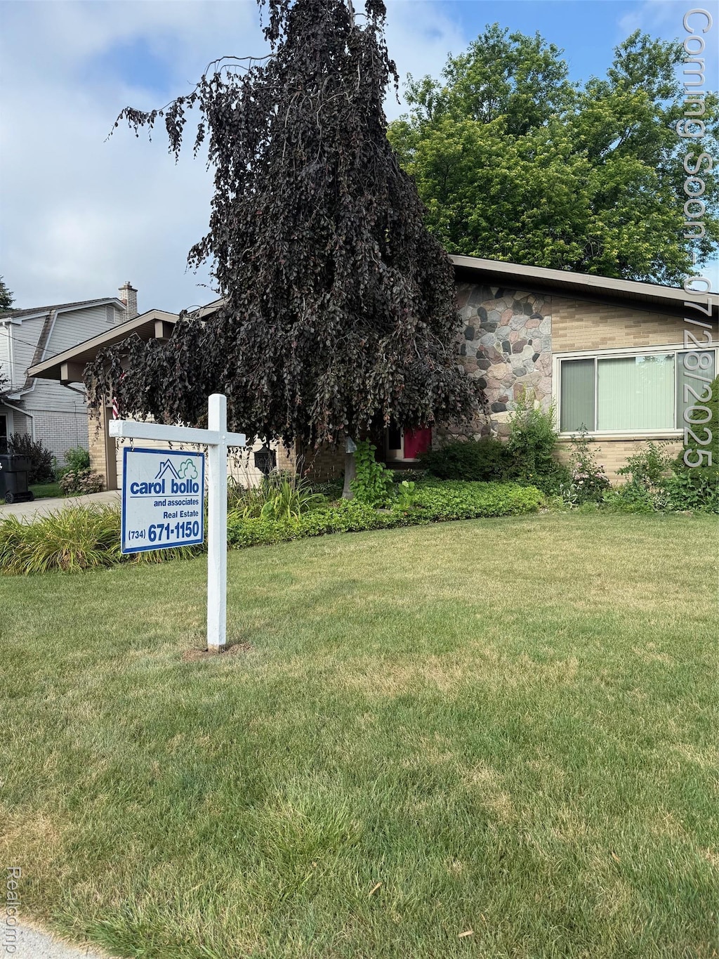 472 Riverside Dr, Wyandotte, MI 48192 - photo 2