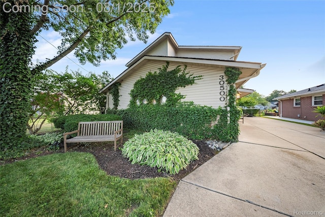 30500 Bayview Dr, Gibraltar, MI 48173 - photo 2