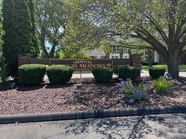 4735 Leisure Ln, Trenton, MI 48183 - photo 1