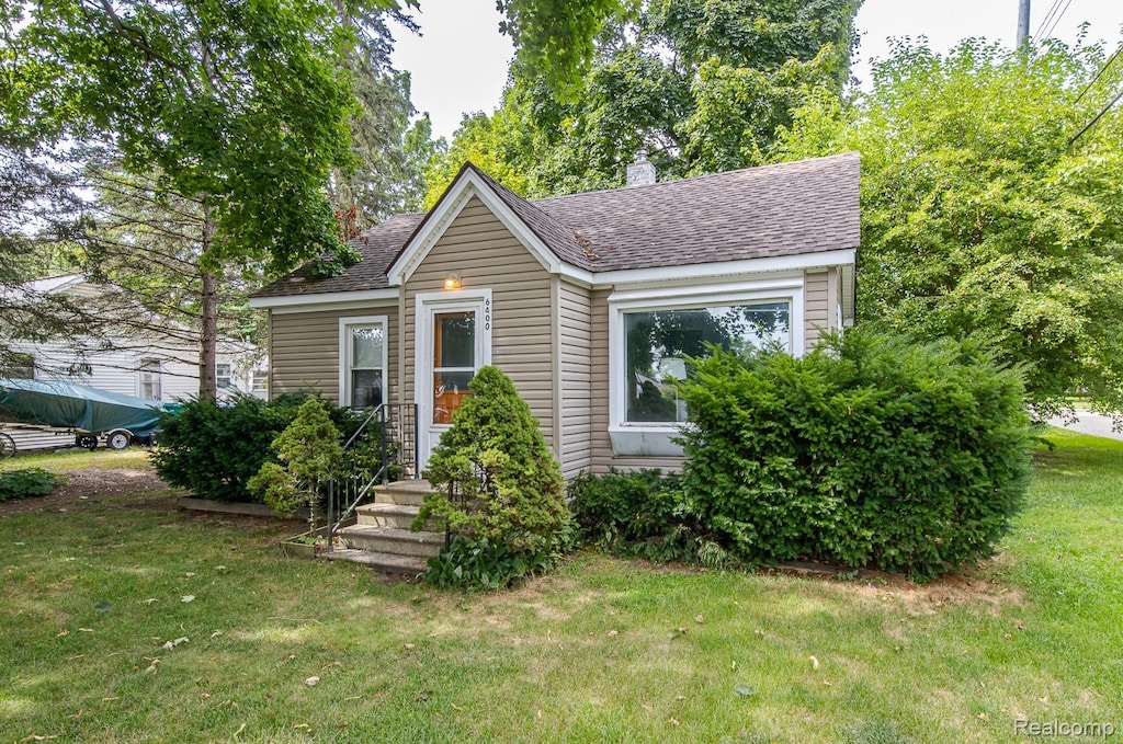 6400 Elmwood Dr, Waterford, MI 48329 - photo 1