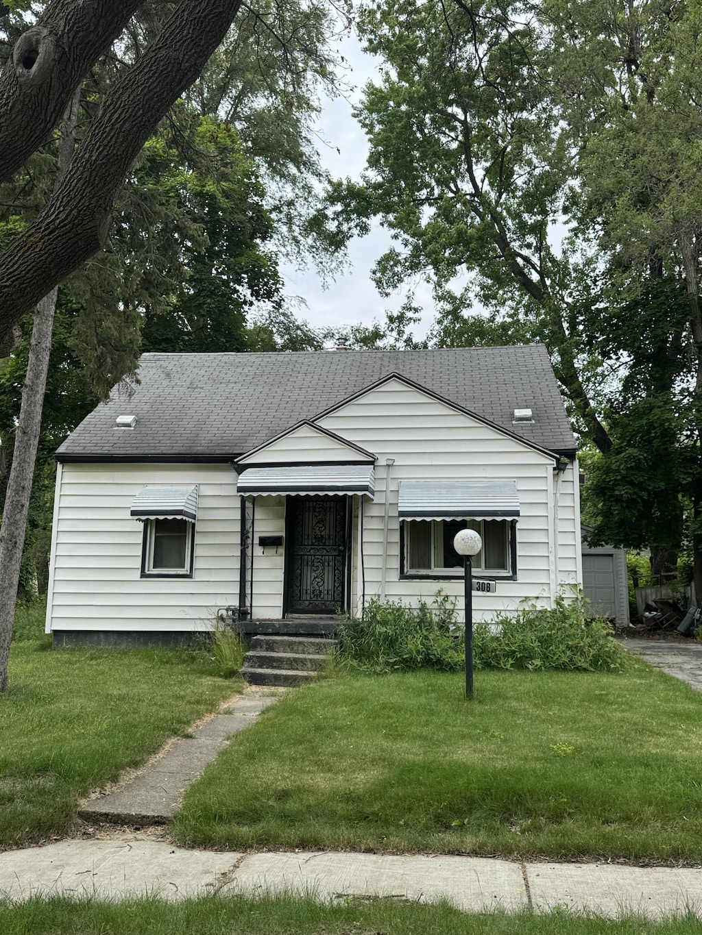 306 E Parkway Ave, Flint, MI 48505 - photo 1