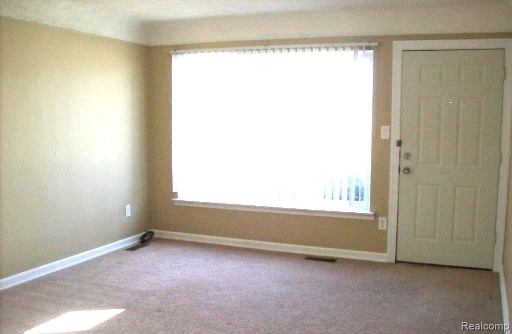 28426 Sutherland St, Southfield, MI 48076 - photo 2