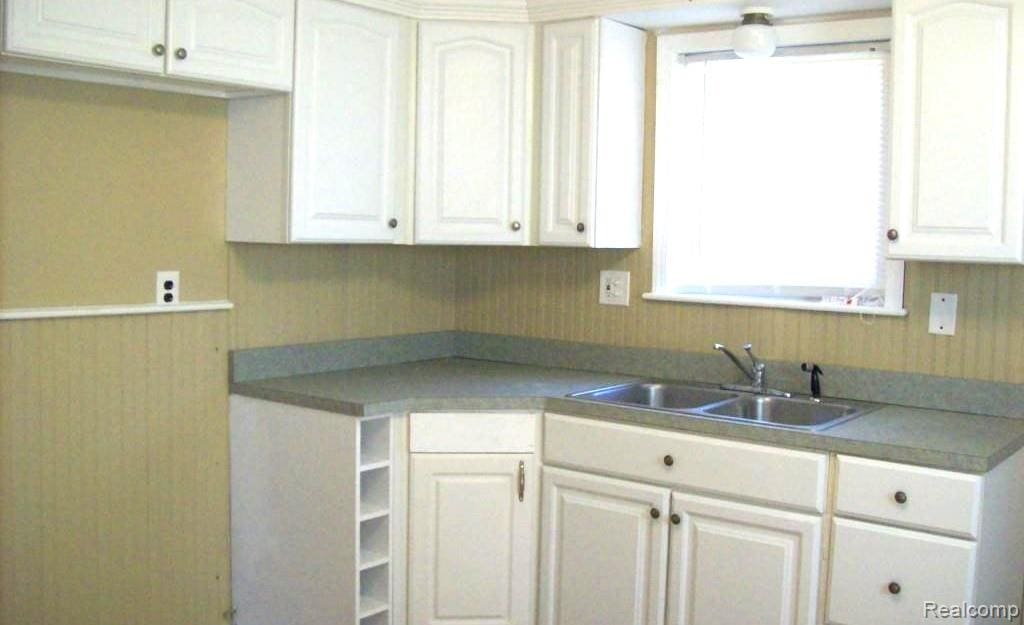 28426 Sutherland St, Southfield, MI 48076 - photo 3