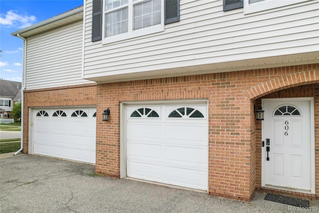 606 Olde English Cir, Howell, MI 48855 - photo 2