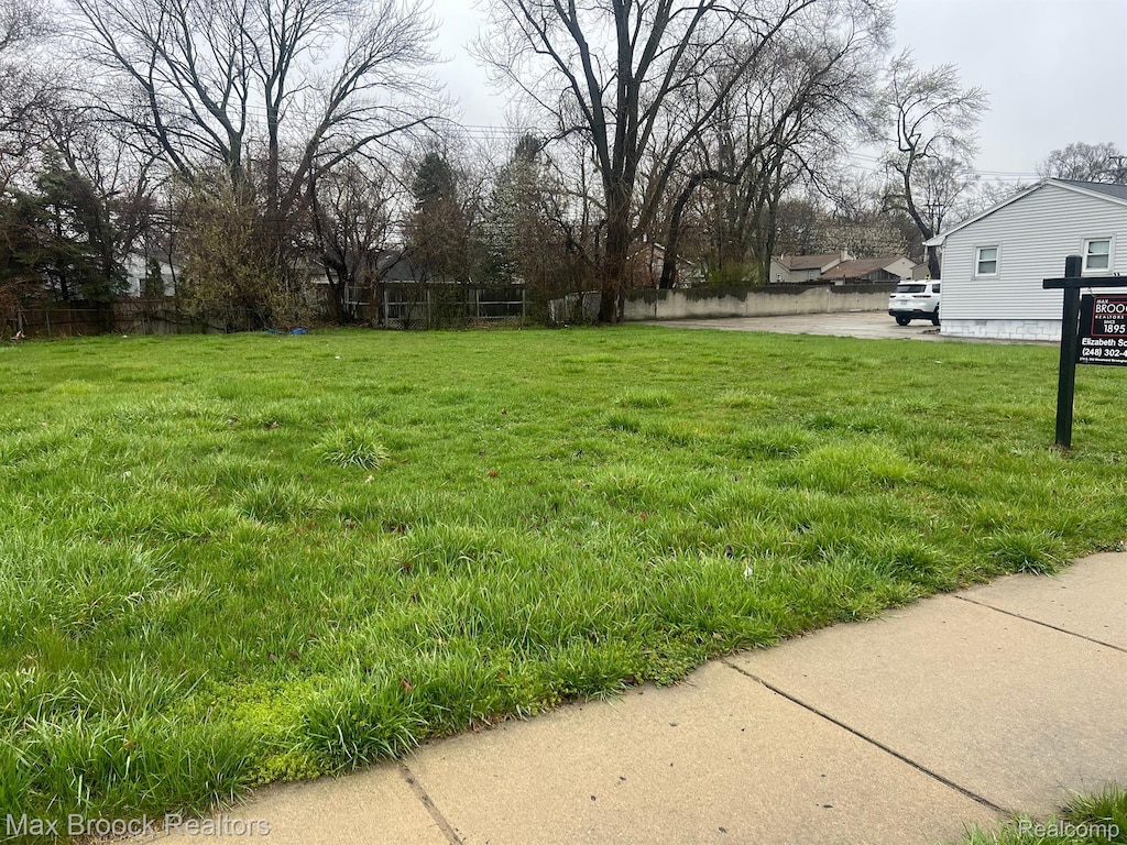 000 Maple, Troy, MI 48083 - photo 2