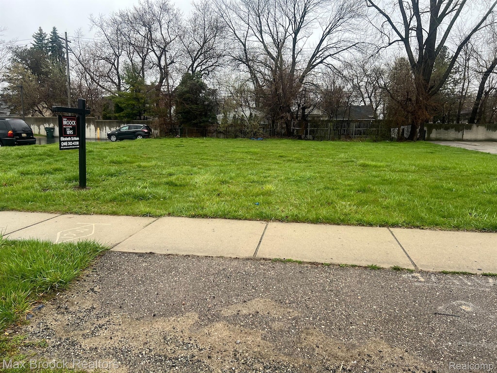 000 Maple, Troy, MI 48083 - photo 1