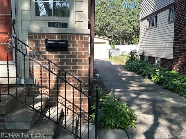 1032 Beaconsfield Ave, Grosse Pointe Park, MI 48230 - photo 2