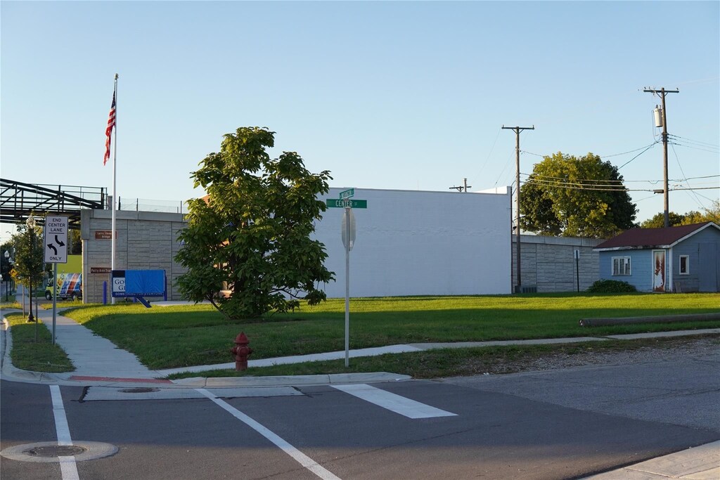 68 N Washington St, Oxford, MI 48371 - photo 2
