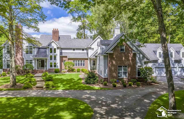 view of front of property featuring a front lawn