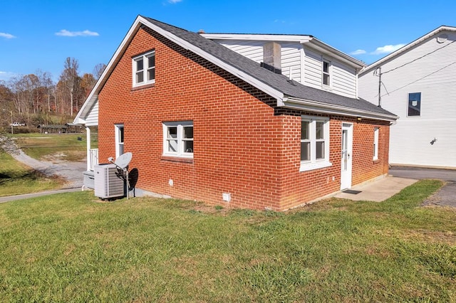 view of side of property featuring a yard