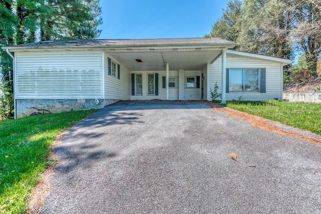 454 SW Oakland St, Abingdon, VA 24210 - view of front of property with driveway and a carport