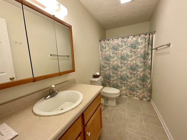 full bathroom featuring curtained shower, tile patterned flooring, toilet, vanity, and baseboards
