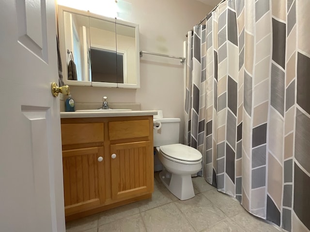 full bath featuring a shower with shower curtain, toilet, and vanity