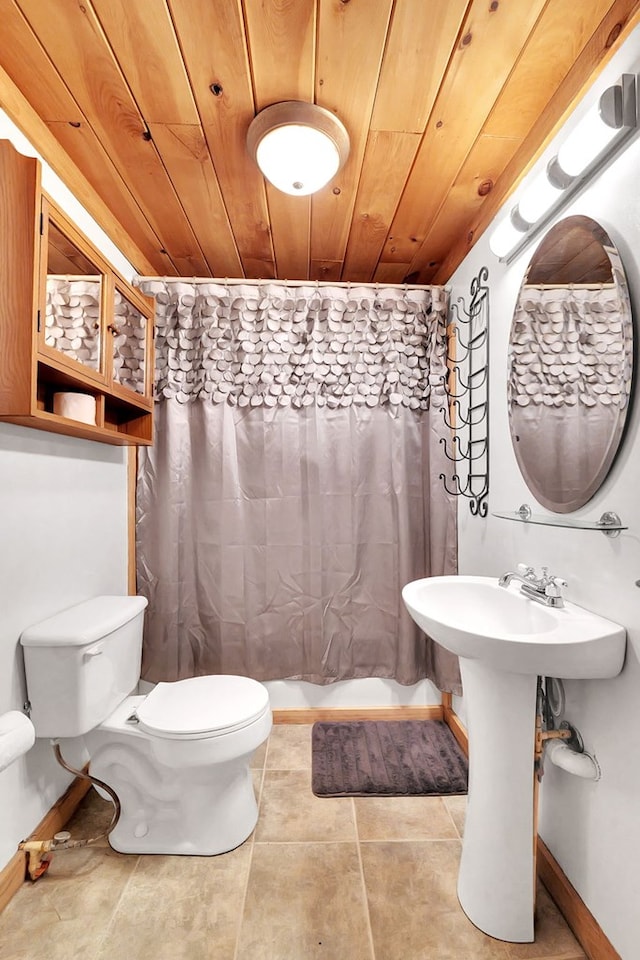 bathroom with wood ceiling, toilet, and a shower with shower curtain