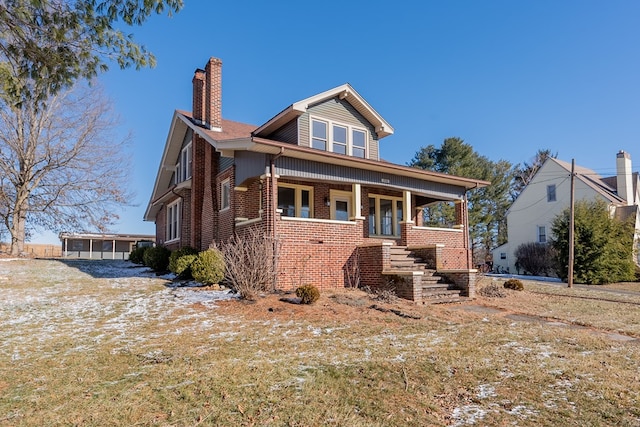 view of front of home featuring a porch and a front lawn