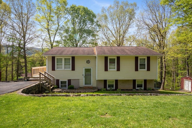 156 Ridgecrest St, Bluefield, VA 24605 - bi-level home featuring a front lawn and brick siding