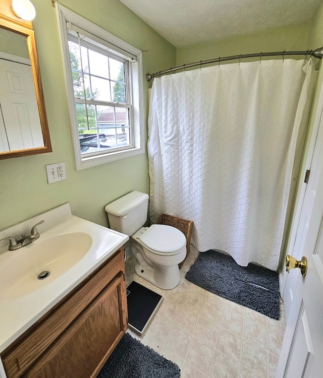 full bathroom featuring vanity, a textured ceiling, a shower with curtain, and toilet