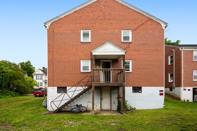 222 Randolph Ave, Pulaski, VA 24301 - back of property with a lawn and brick siding