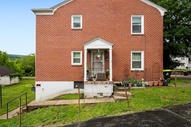 222 Randolph Ave, Pulaski, VA 24301 - view of front of property featuring a front yard and brick siding