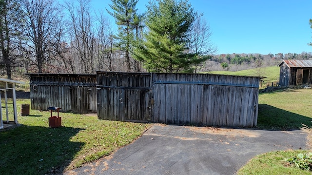 view of yard with an outbuilding