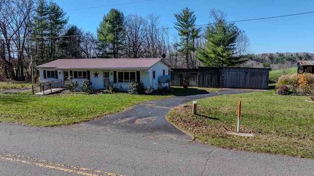 single story home with a front lawn