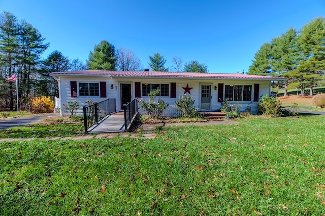 single story home featuring a front lawn