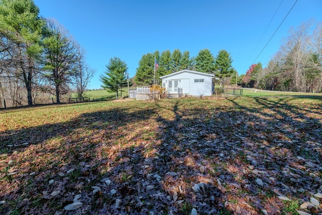 view of yard featuring a rural view