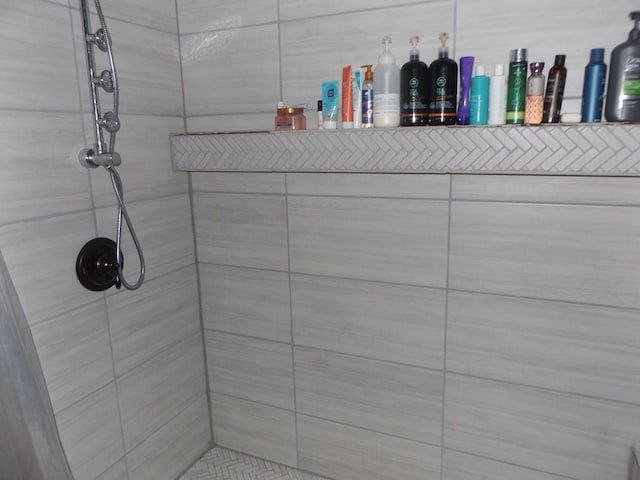 bathroom featuring tiled shower